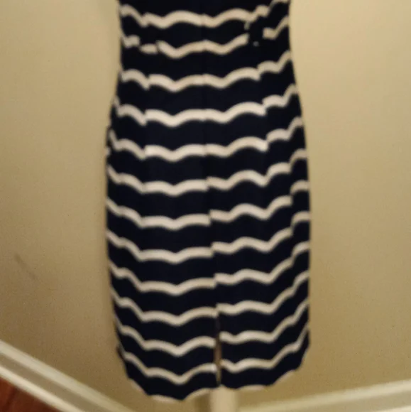 ILE New York  Short Sleeves Dress. - Picture 4 of 8